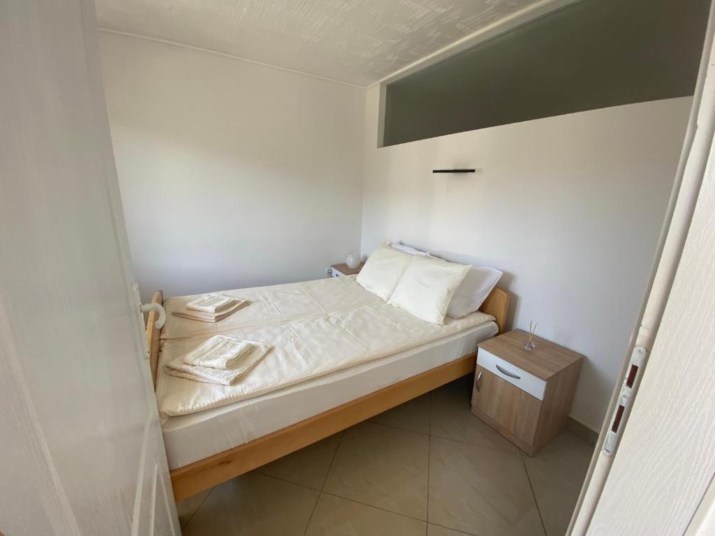 索科矿泉村Apartmani Bambi Sokobanja的一间小卧室,配有床和床头柜