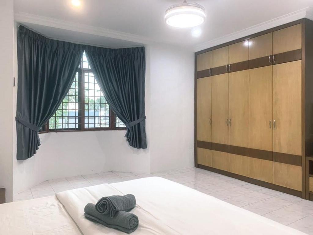 大山脚Private Bathroom in King Room Bukit Mertajam Alma Impian的一间卧室设有一张大床和一个窗户。