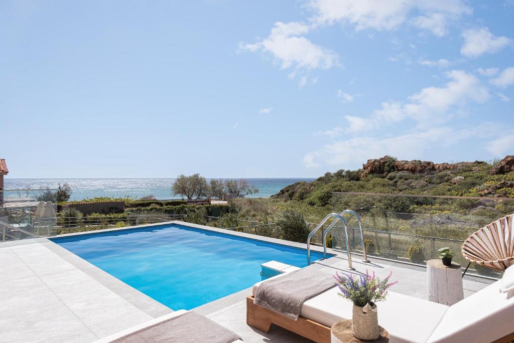 Agios Ioannis KaspakaLemnosthea Luxury Residences的海景游泳池