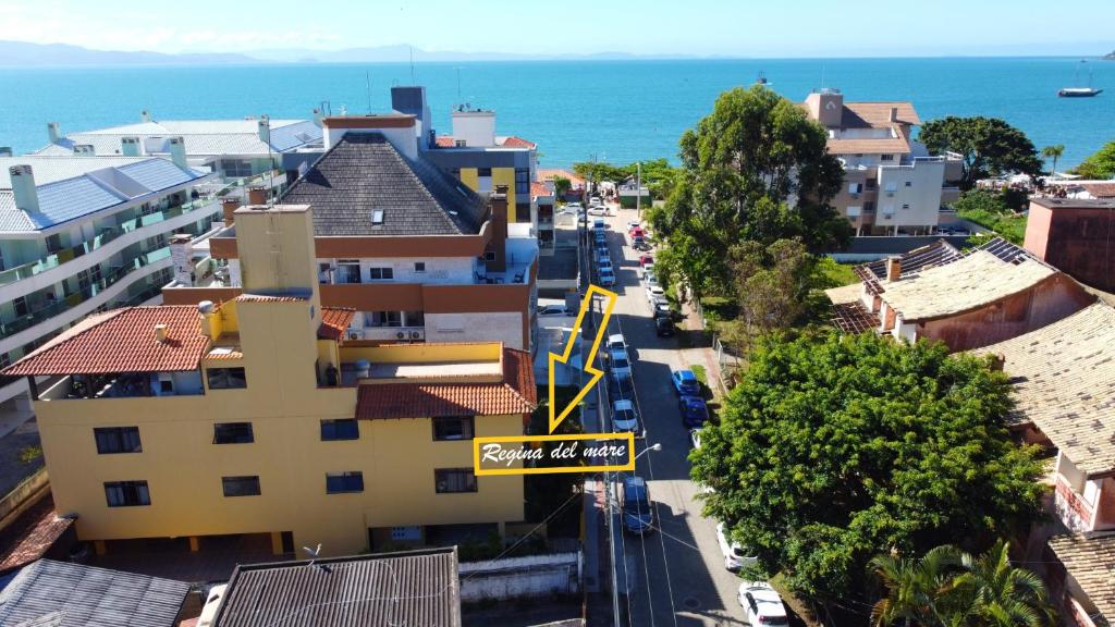 弗洛里亚诺波利斯Regina Del Mare Residence Apartamentos completos para até 05 pessoas a 50 metros da praia的一条有街道标志的城市街道和大海