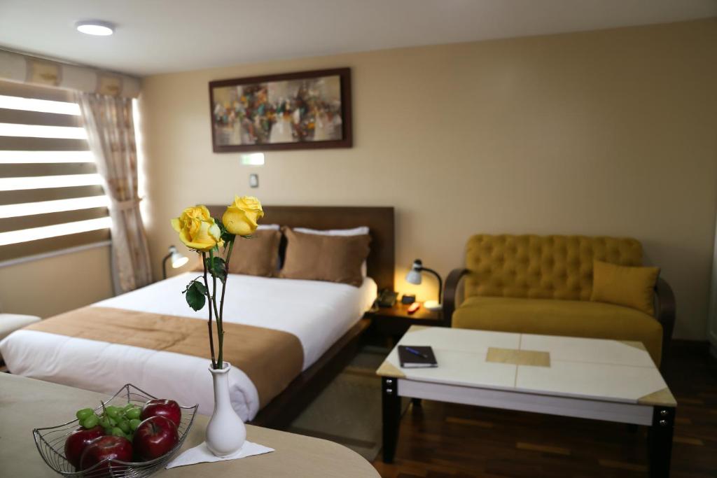 基多卡洛琳娜蒙特卡洛酒店的酒店客房,设有两张床和一张沙发