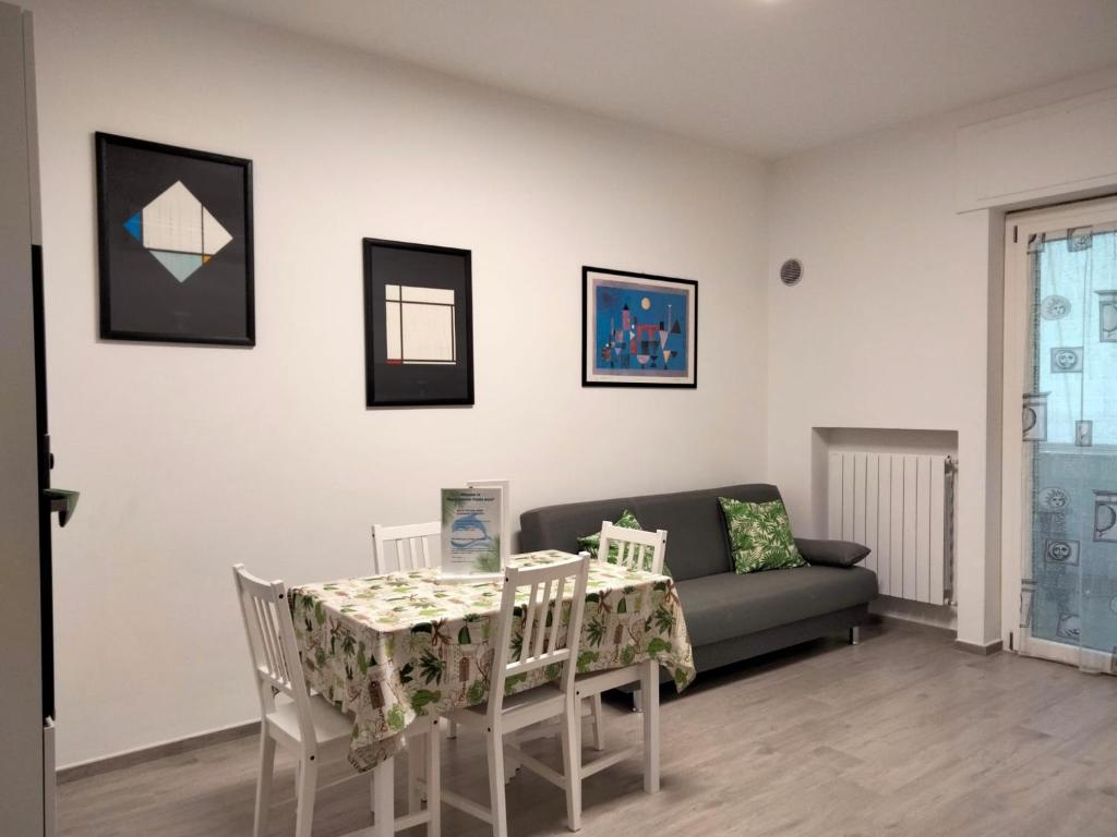 佩斯卡拉appartamento fronte mare的客厅配有沙发和桌椅