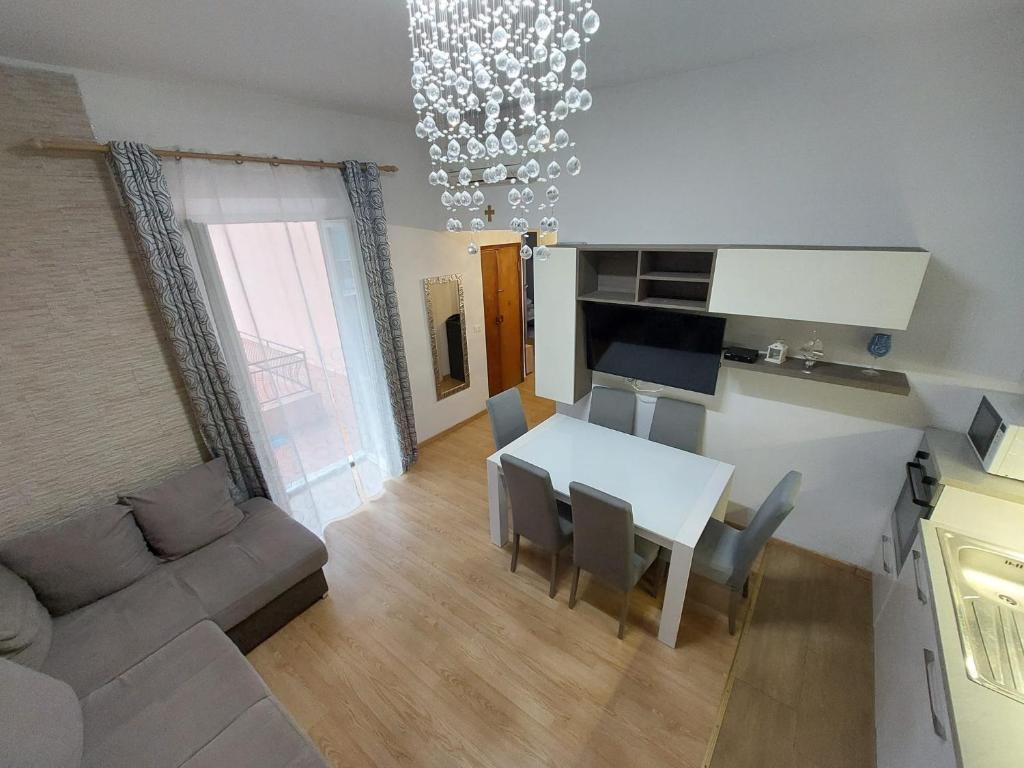 阿祖罗港Appartamento nel cuore di Porto Azzurro的厨房以及带桌椅的用餐室。