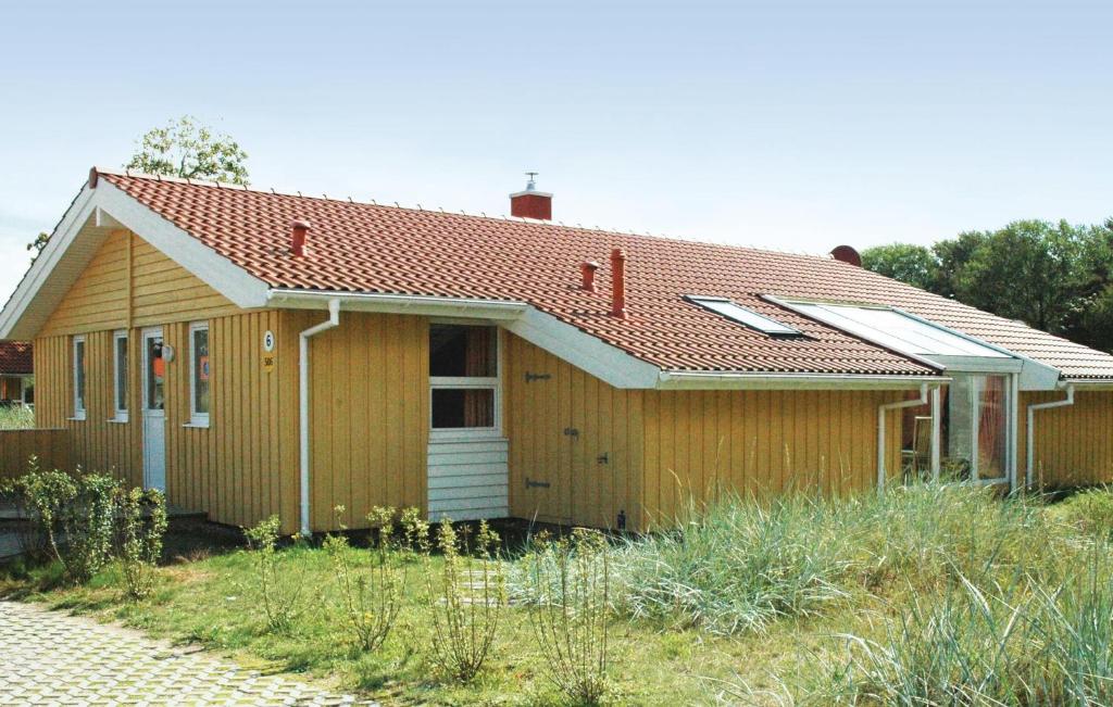 特拉弗明德Strandblick 6 - Dorf 1的红色屋顶的黄色小房子