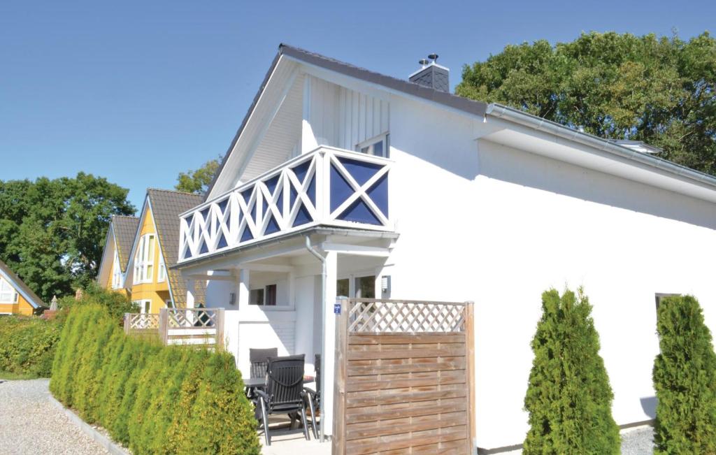 苏索Haus Seeadler 2的白色的房子,有栅栏和树木