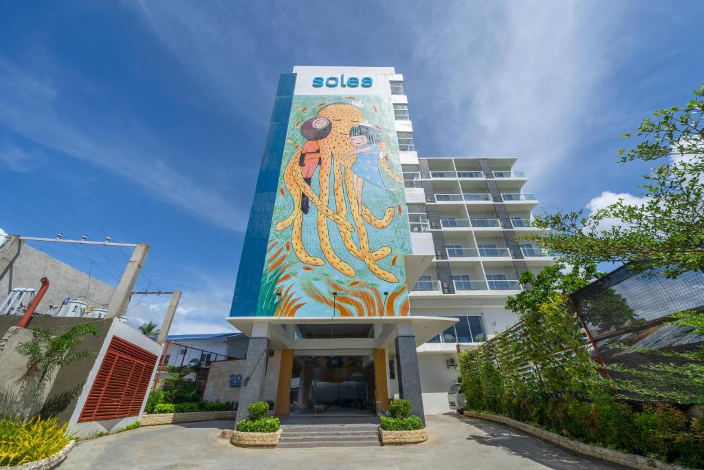 邦劳Solea Coast Resort Panglao的一座建筑,上面有章鱼的画