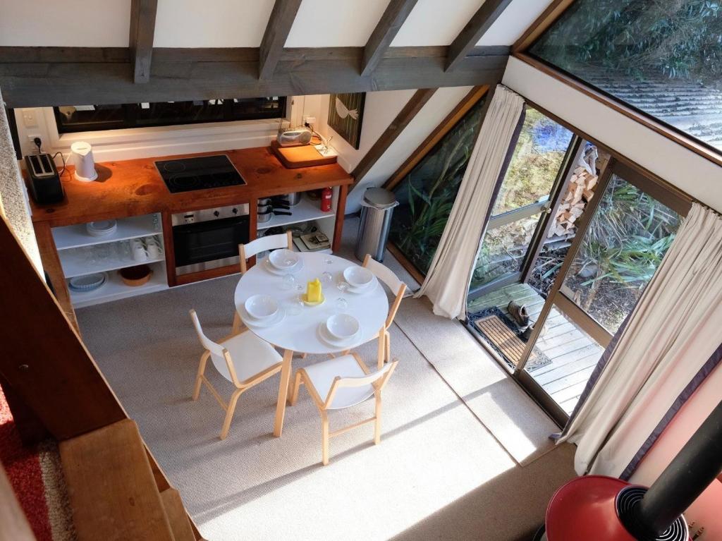 奥阿库尼Adventure A-Frame - Ohakune Holiday Home的一个小房子里桌椅的顶部景色