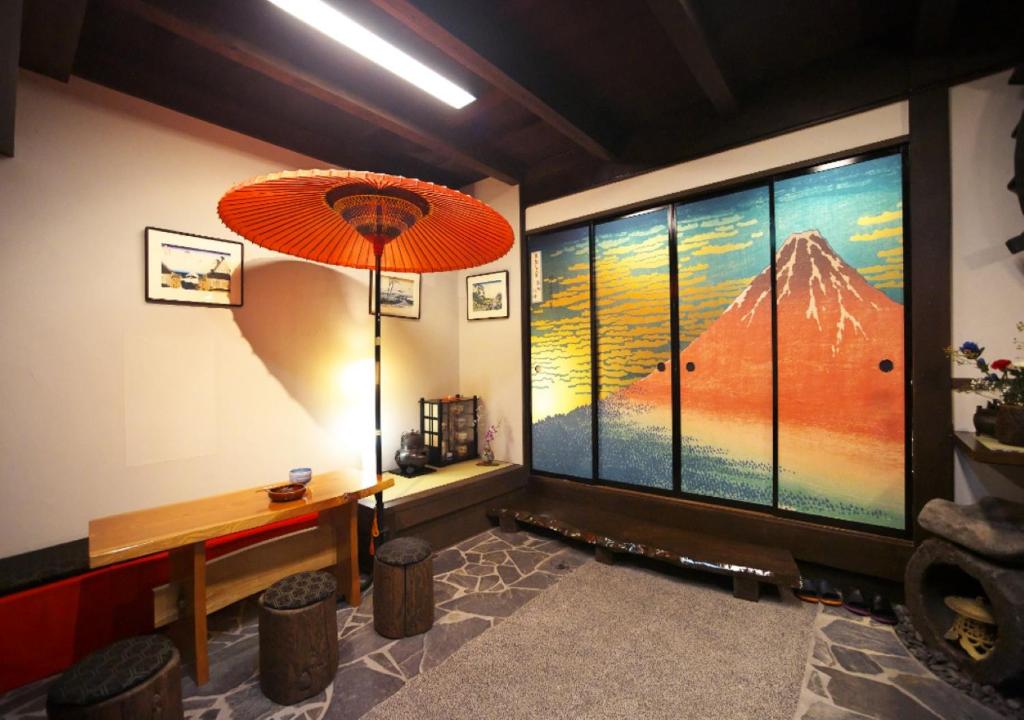 高山Hidatakayama Ukiyoe INN Garon - Vacation STAY 12320v的客房设有山景大窗户。