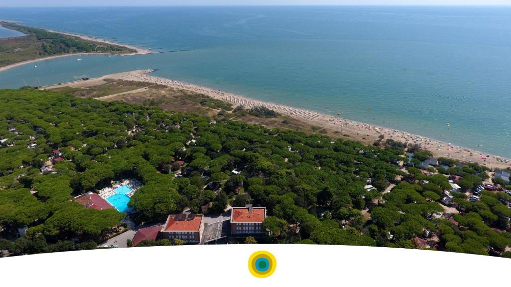 利多迪耶索罗Jesolo Mare Family Camping Village的享有海滩和度假村的空中景致