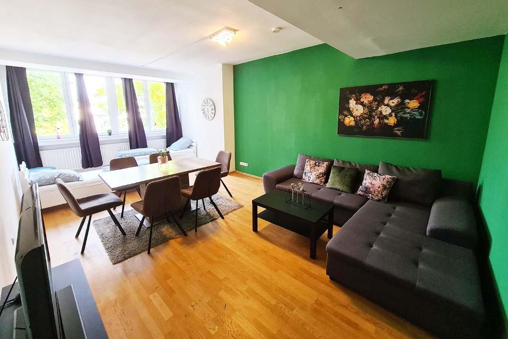 朗根费尔德Langenfeld Apartment的客厅配有沙发和桌子