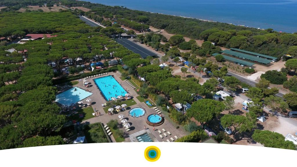 奥尔贝泰洛Orbetello Family Camping Village的享有带2个游泳池的度假村的顶部景致