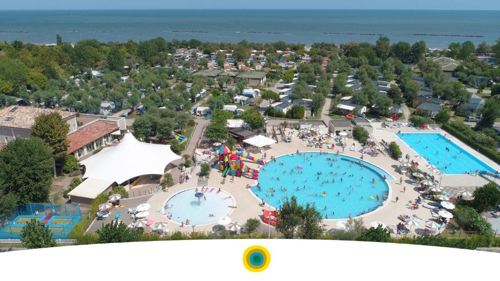 利多波波萨Vigna sul Mar Family Camping Village的享有度假胜地的空中景致,设有2个游泳池