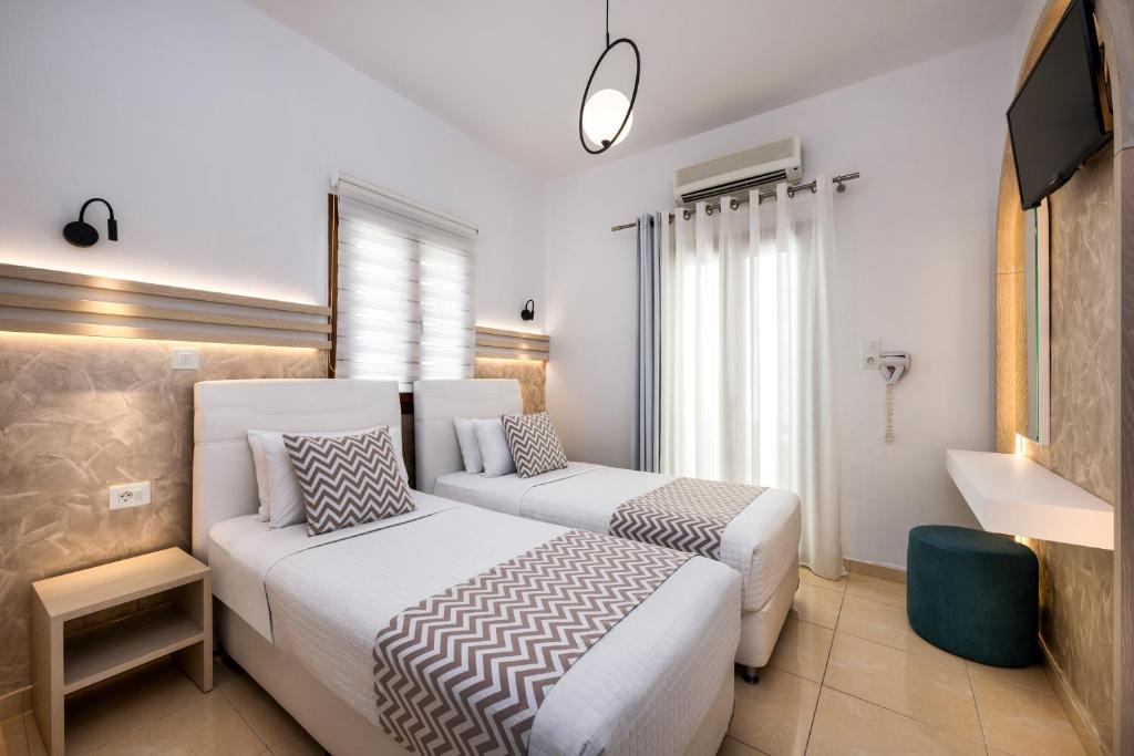 费拉Petros Villa的一间酒店客房,设有两张床和电视