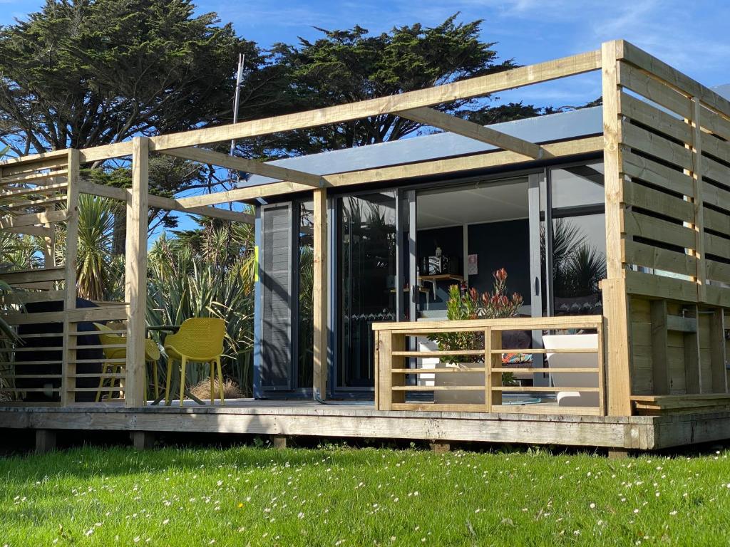 RossRoss Beach TOP10 Holiday Park的木屋设有甲板和草坪
