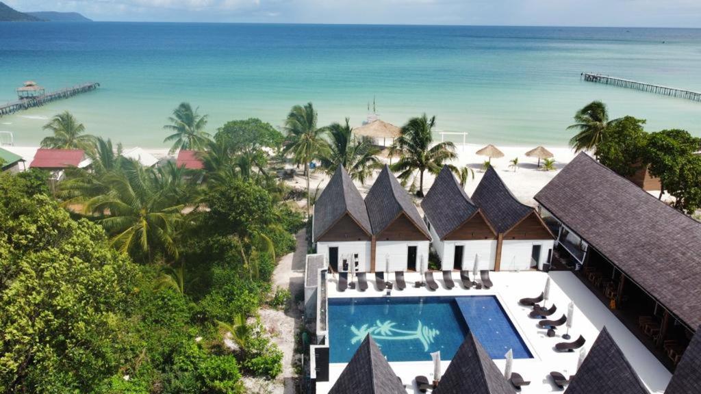 瓜隆岛Golden Beach Resort的享有度假胜地的空中景致,设有游泳池和海滩