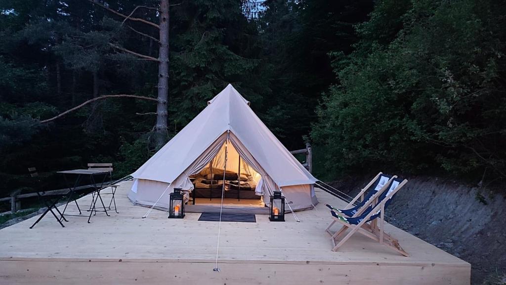 克雷尼察Glamping-Dimbo的白色帐篷,配有一张床和两把椅子