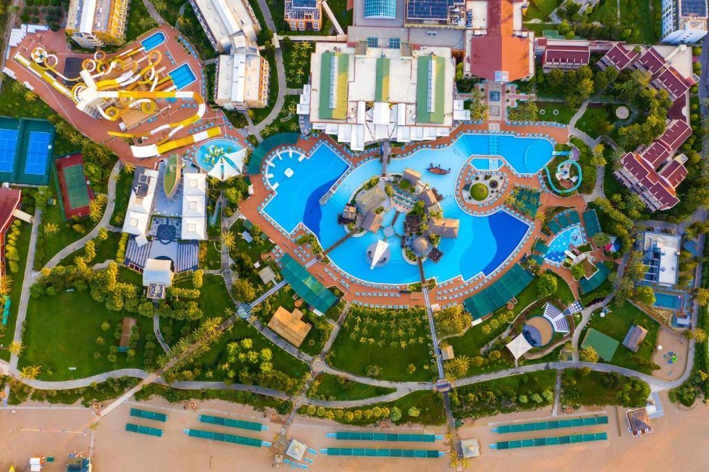 锡德AQI Pegasos World的一个带游泳池的度假村模型