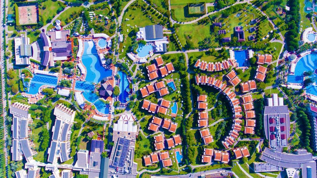 达拉曼Holiday Village Türkiye的城市地图,有建筑物和过山车