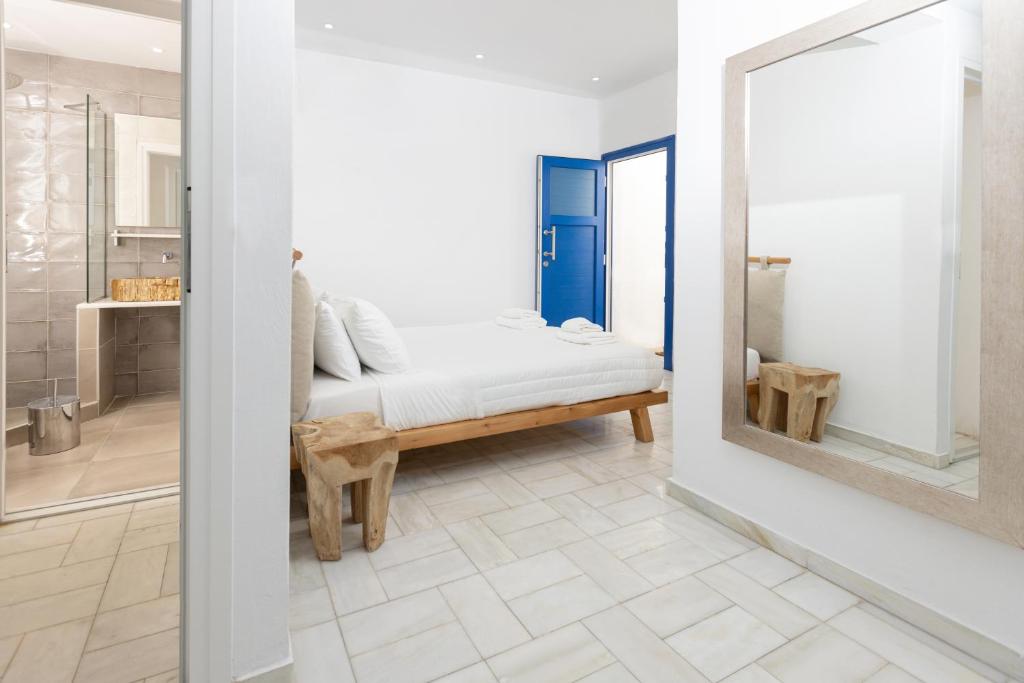 米克诺斯城安德洛美达公寓酒店的白色的客房配有床和镜子
