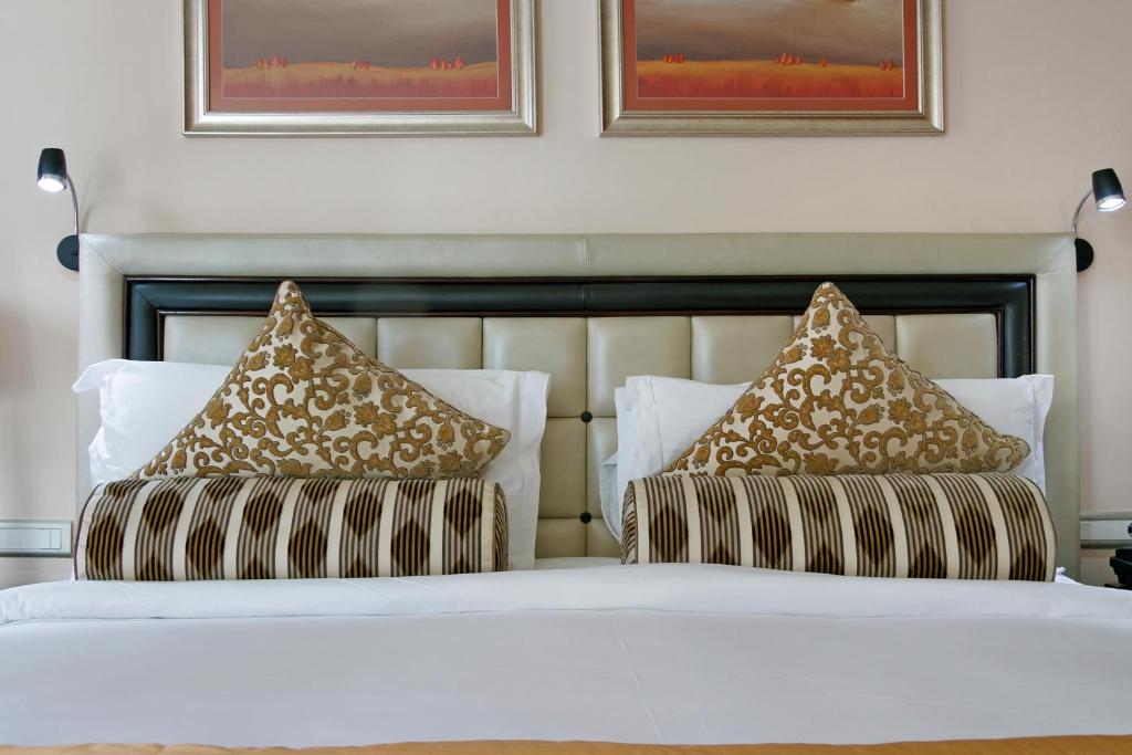 开普敦Taj Executive Suites, Private Residence的一间卧室配有两张带枕头的床。