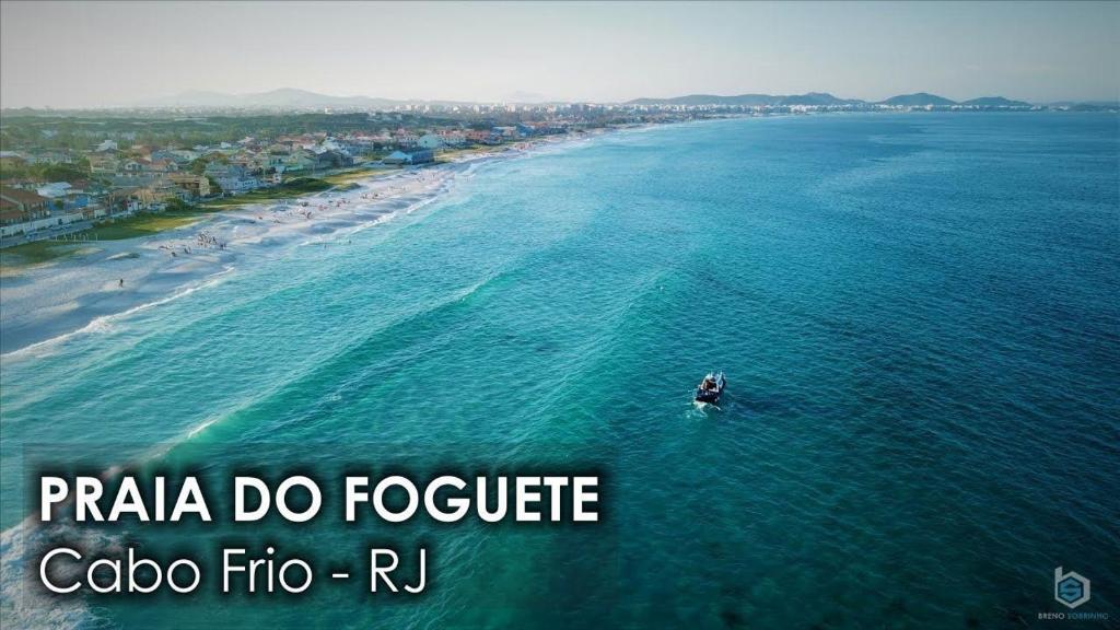 卡波布里奥Praia do Foguete - Aluguel Econômico的海洋上船只的空中景观