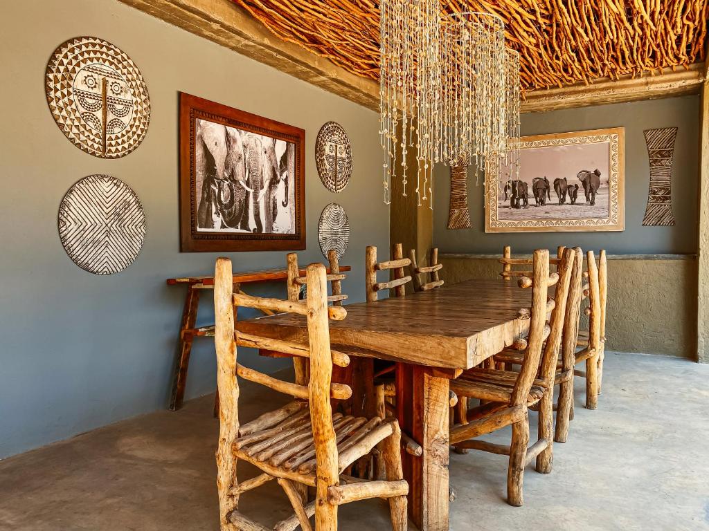 DeteGwango Heritage Resort的一间带木桌和椅子的用餐室