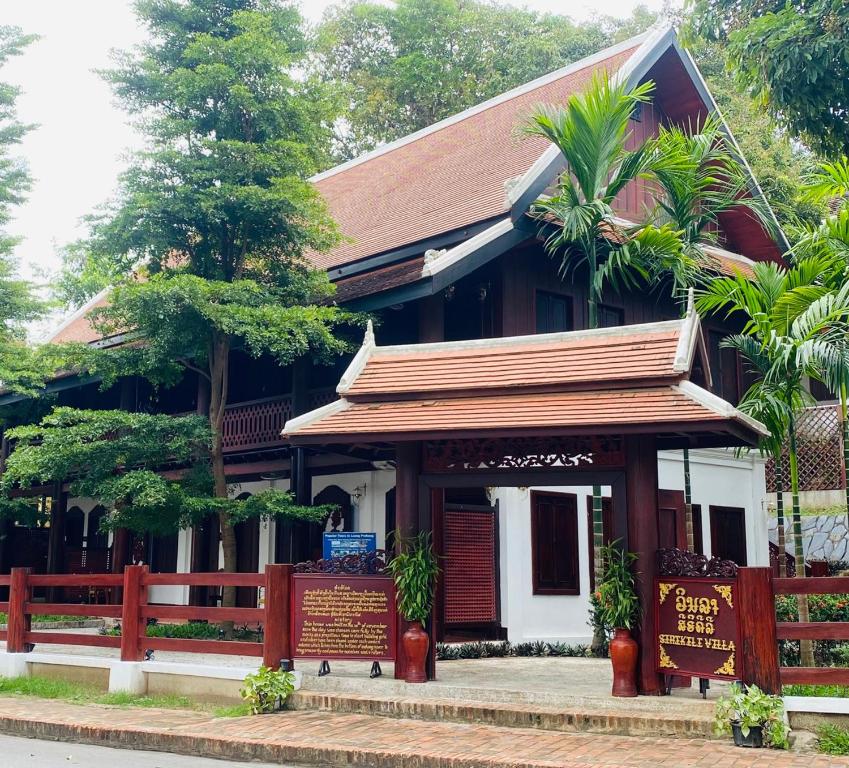 琅勃拉邦Luang Prabang Villa Sirikili River View的前面有标志的建筑