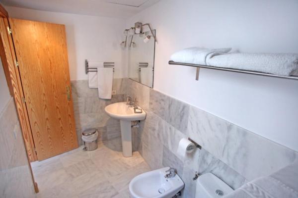 塞维利亚塞维利亚好梦酒店的白色的浴室设有水槽和卫生间。