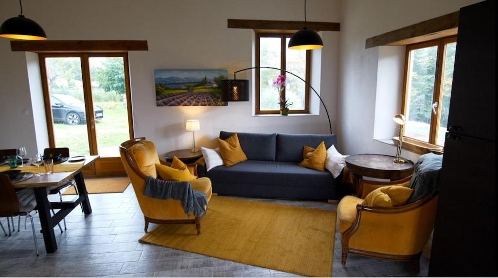 EspasWalnut Lodge Espas 2 bedroom, Barn Conversion的客厅配有蓝色的沙发和椅子