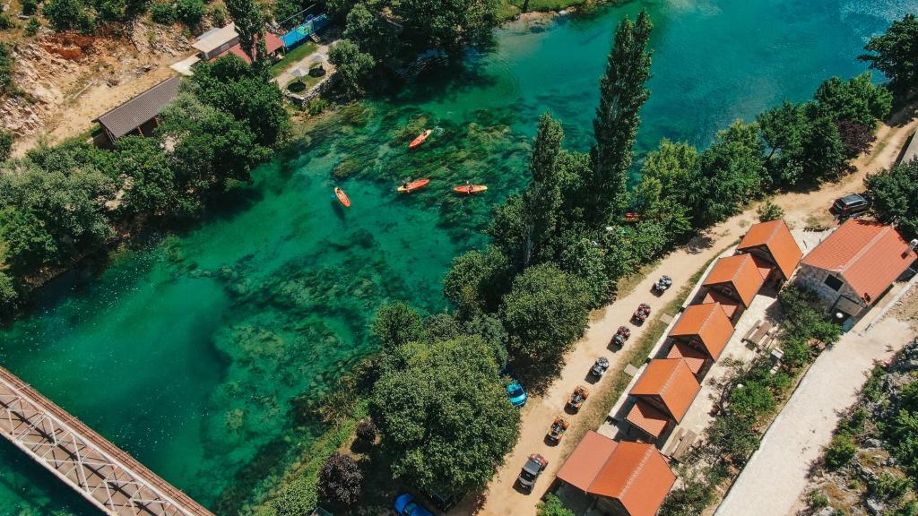 奥布罗瓦茨River huts Zrmanja的河流的空中景色,人们在河里游泳