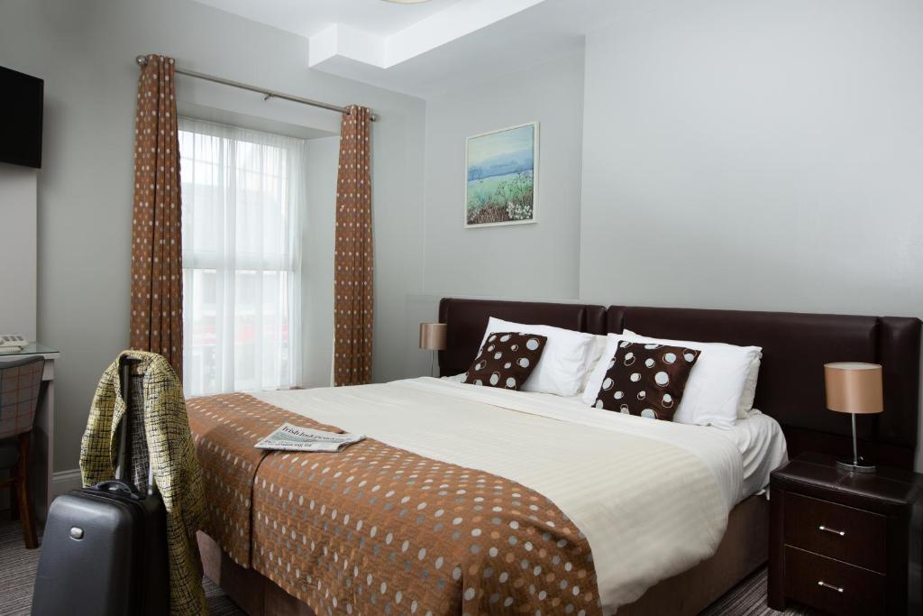克朗梅尔Mulcahys的一间卧室设有一张大床和一个窗户。