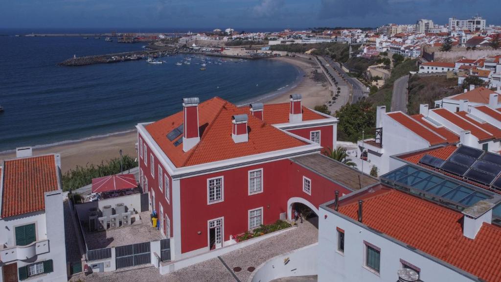 锡尼什Casa do Médico de São Rafael的享有红色建筑和海滩的空中景致
