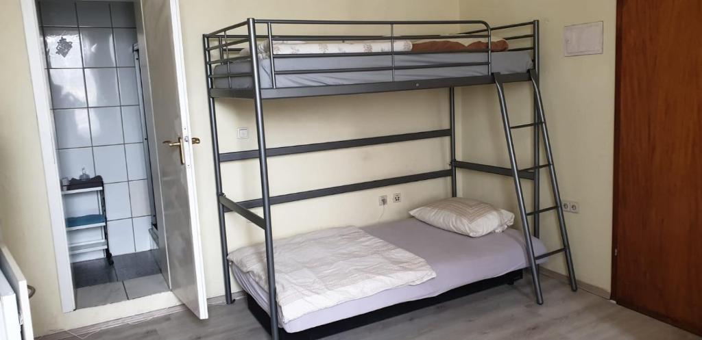 克雷费尔德MA-A2 Single Wohnung的一间卧室配有两张双层床。