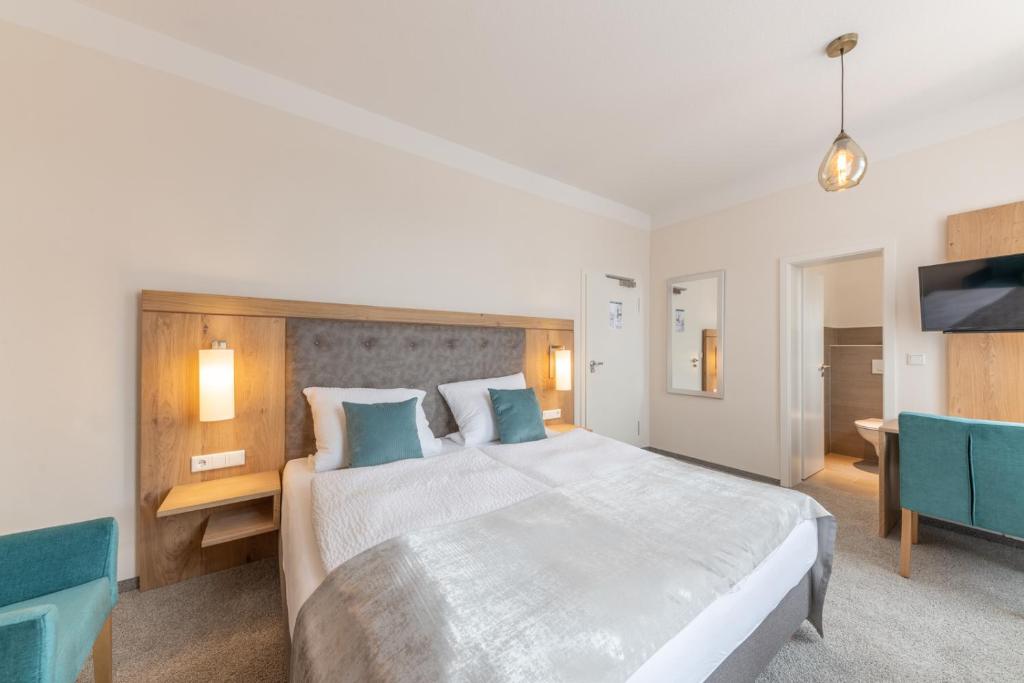 博尔库姆Haus Antina的酒店客房设有一张大床和一张书桌。