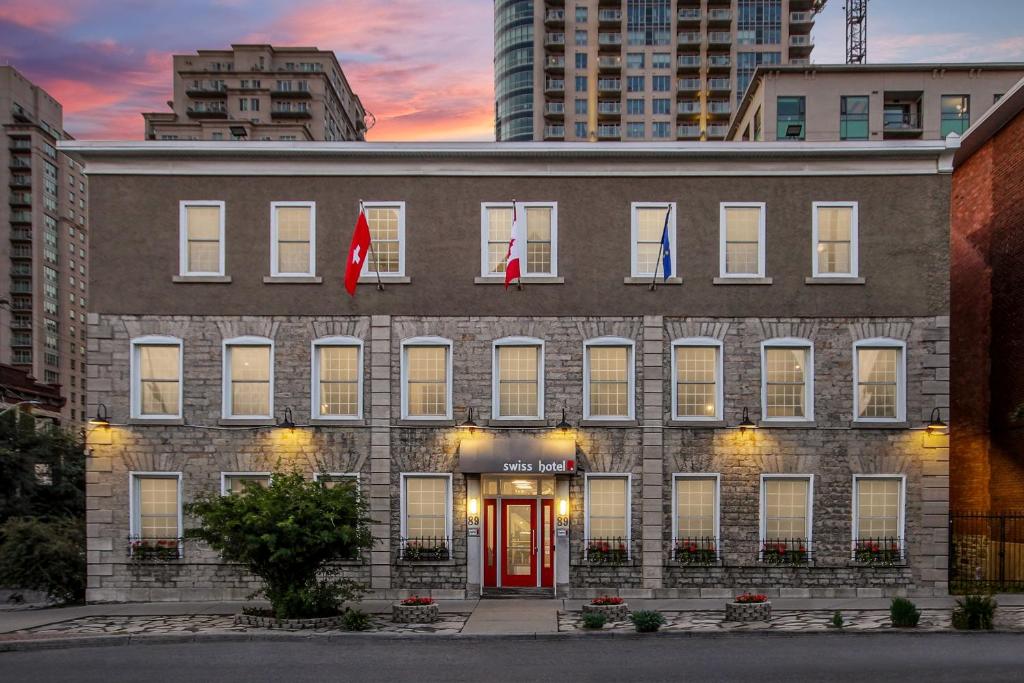 渥太华瑞士酒店的一座红门大砖砌的建筑