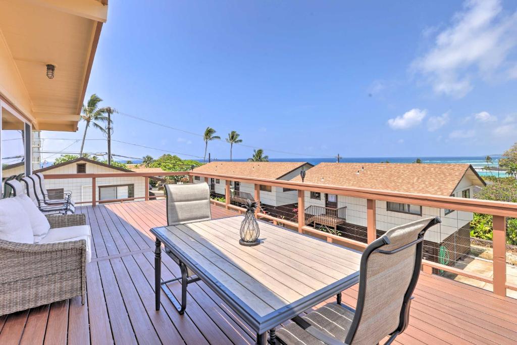 科洛阿Updated Poipu Home Large Deck with Scenic View的木制甲板上配有桌椅