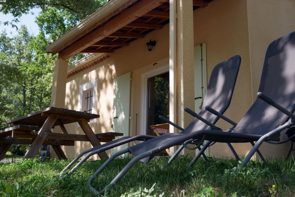 瓦劳里埃Gîte le Val Zen Valaurie - Drôme Provençale的房子前面草上一对椅子