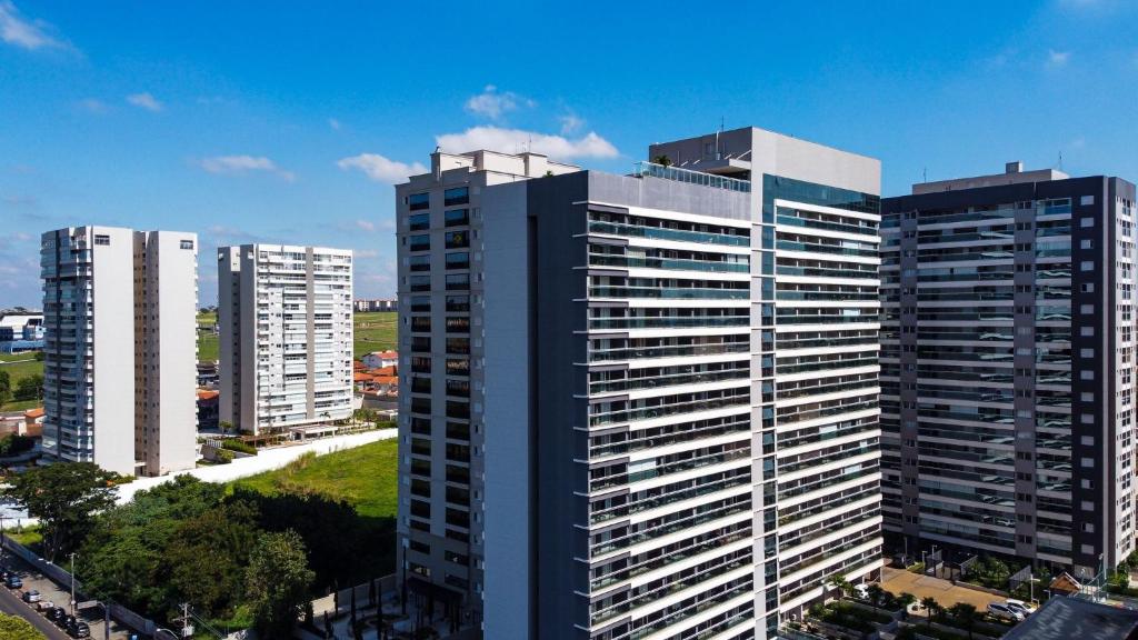 普雷图河畔圣若泽Condomínio Residencial Duo JK Sky - São José do Rio Preto的城市中一群高大的建筑