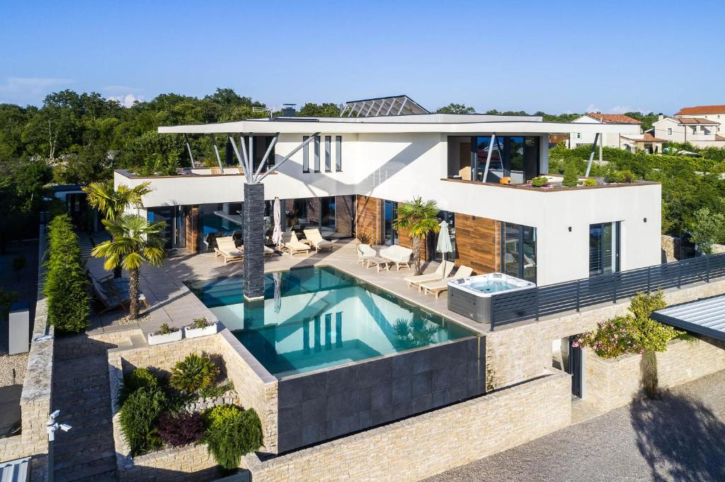 利纳迪奇FIRST RESIDENCE Villa Eternity的享有带游泳池的房屋的空中景致