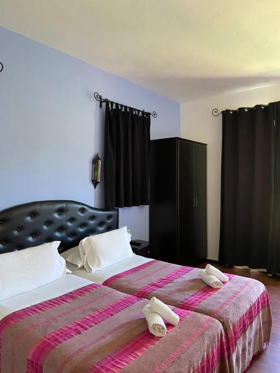 舍夫沙万阿勒哈利法酒店的酒店客房,配有两张带毛巾的床