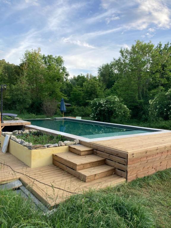 普罗旺斯地区阿莱马尼Mas Paradiso的游泳池旁设有木甲板