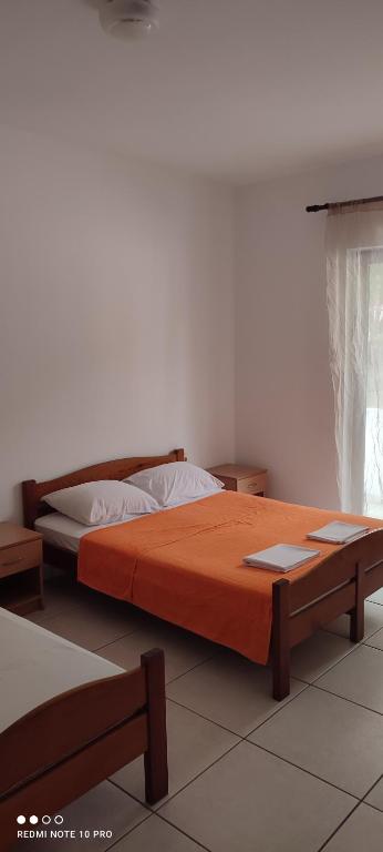 贝西奇Becici rooms的一间卧室配有一张床和一张桌子