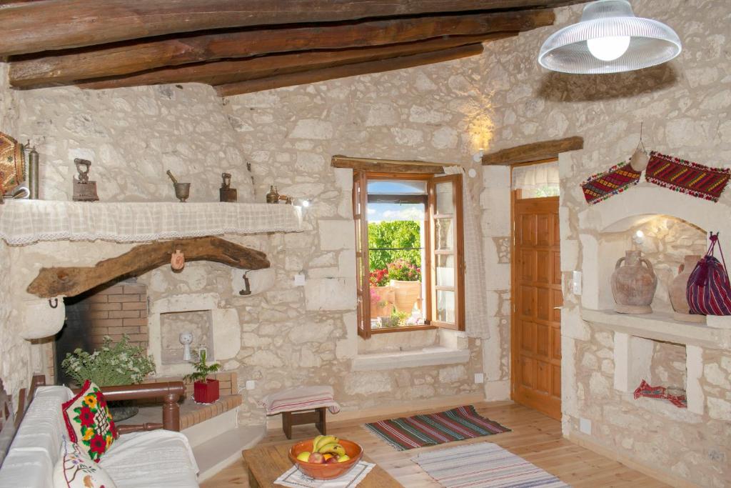 MargarítaiCASA CANTICO的客厅设有石墙和壁炉。