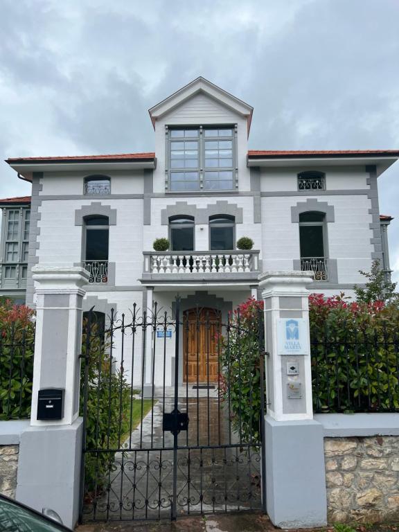 Villanueva de ArdisanaVilla Marta Casa de Indianos Passive House的前面有门的白色房子