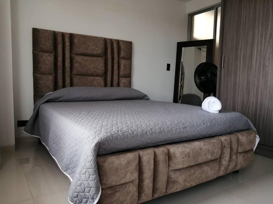 卡塔戈Apartamento de lujo , con linda vista, cuarto piso的一间卧室配有一张大床和大床头板