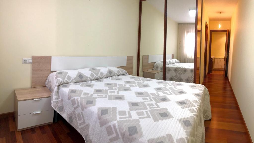 蒙福特·德·莱蒙斯Vivenda da Avoa的卧室配有一张带白色和灰色棉质床罩的床。