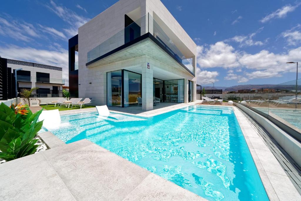 梅罗那瑞斯Villa Sant Meloneras的房屋前的游泳池