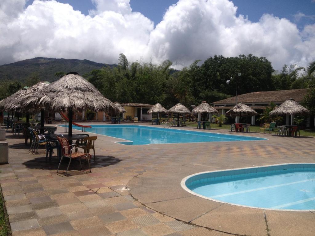 Hotel Tacuara内部或周边的泳池