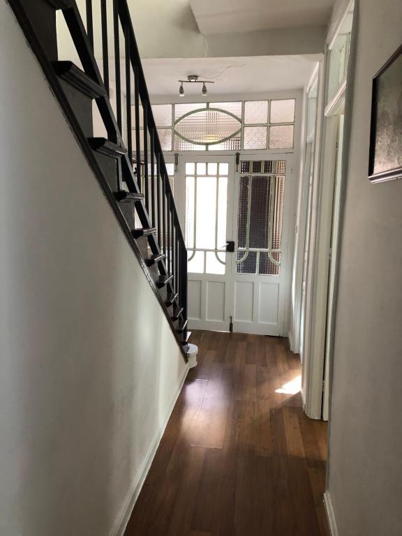 曼西利亚德拉斯穆拉斯Casa Belia的房屋内带螺旋楼梯的走廊