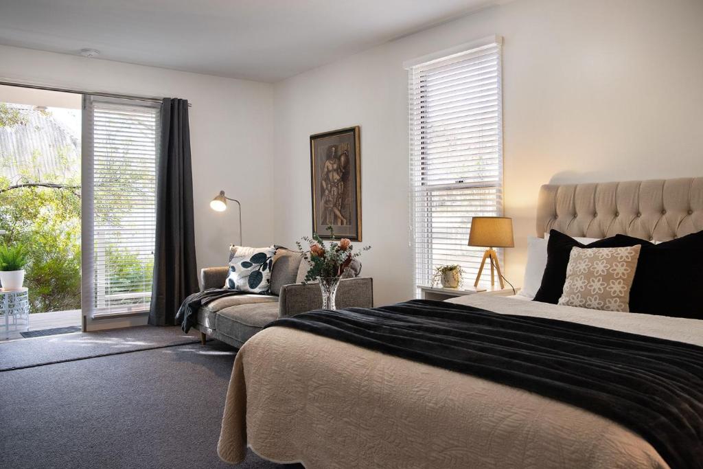 戴尔斯福特Lake Como Studio的一间卧室配有一张床、一张沙发和窗户。